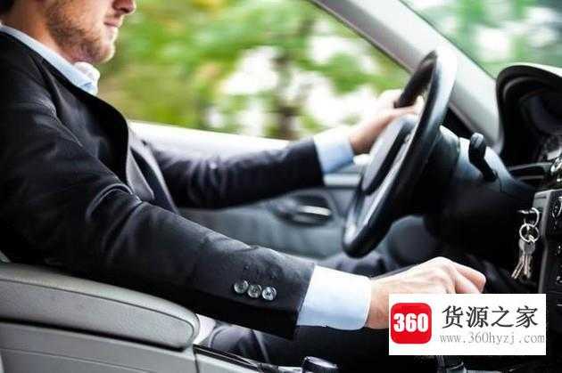 开车时脚怎么放