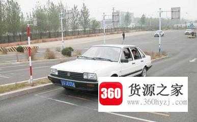 坡道定点停车起步时
