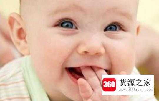 两三个月的宝宝吃手是怎么回事？