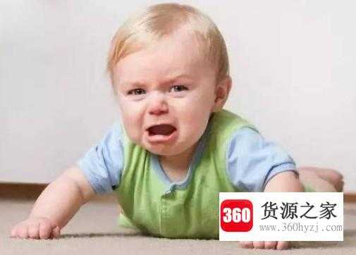 宝宝从床上摔下来