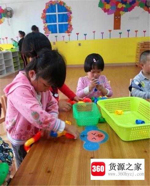 结合小班幼儿的心理发展特点去教学