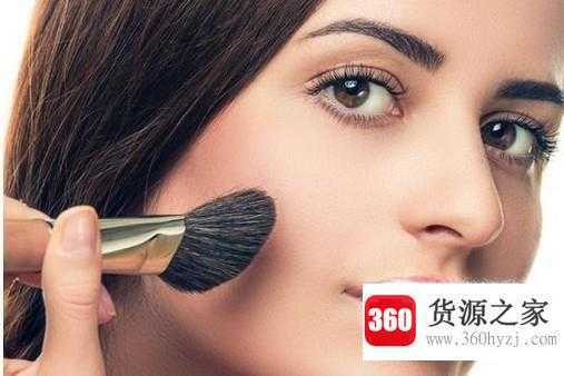 戴眼镜的女生该怎么化妆才好看