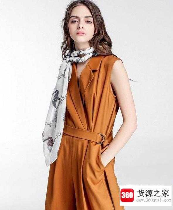 丝巾怎样搭配衣服好看？