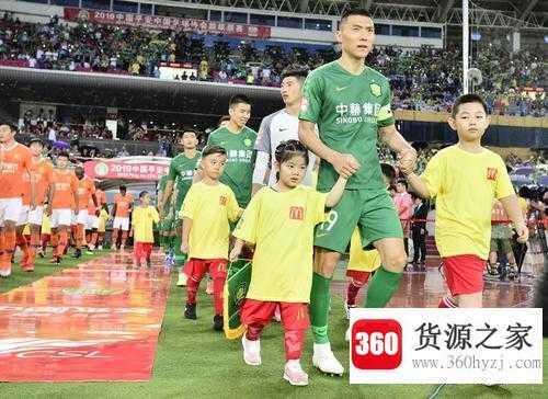 为什么足球比赛要带球童入场