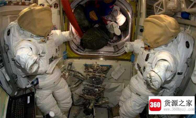 为什么在太空中人会飘起来