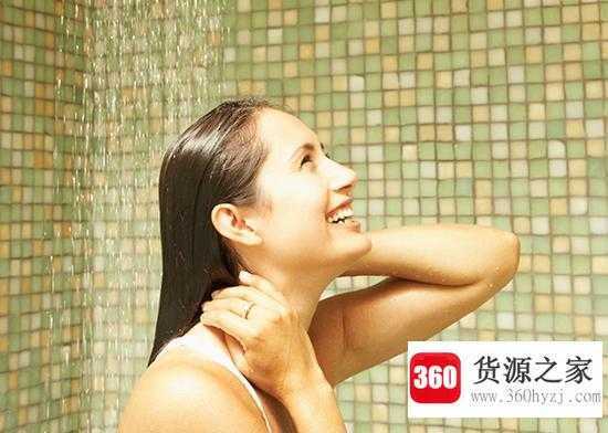 用盐水洗头的危害