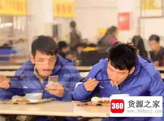 吃饭看手机有什么坏处