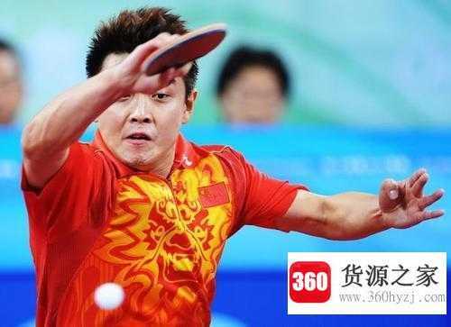 乒乓球运动员发球前为什么要吹一下球