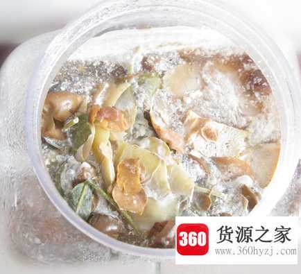 为什么泡菜坛内有时会长一层白膜
