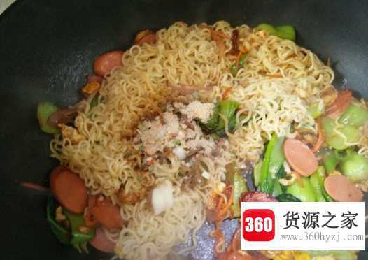 大排档炒方便面的做法