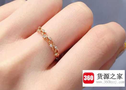 右手中指戴戒指是什么意思