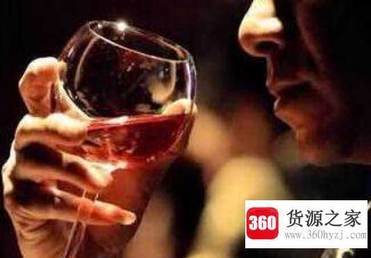 正确抓红酒杯的姿势