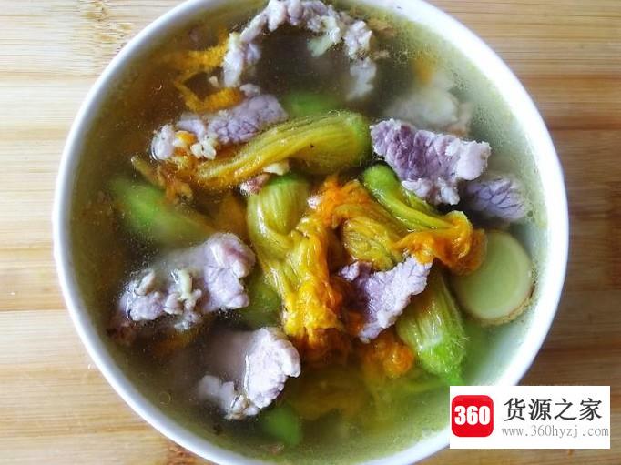 清甜好吃的南瓜花肉片汤