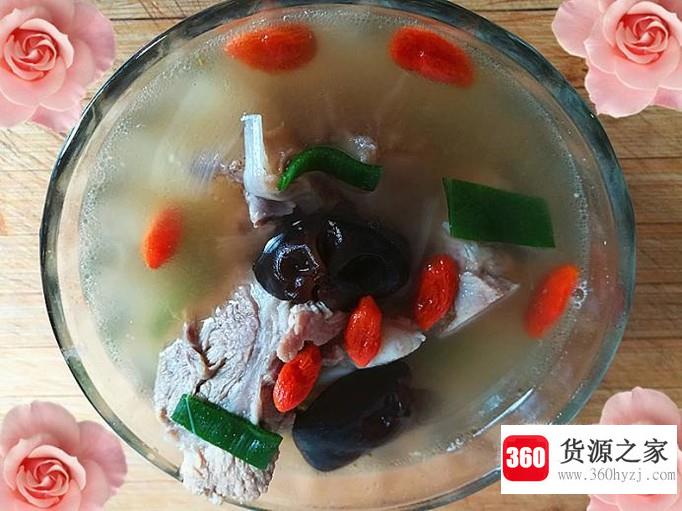 怎么做排骨炖黑木耳好吃呢？