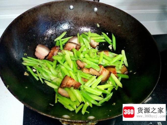 芹菜炒腊肉的家常做法