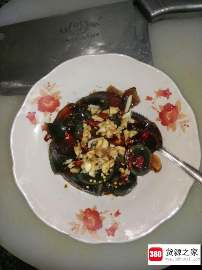 辣香皮蛋的做法
