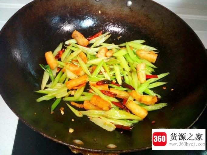 芹菜炒鳗鱼干的家常做法