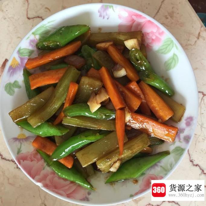 小炒三蔬之尖椒莴苣胡萝卜