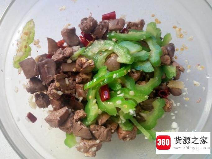 鸡肝拌苦瓜的家常做法
