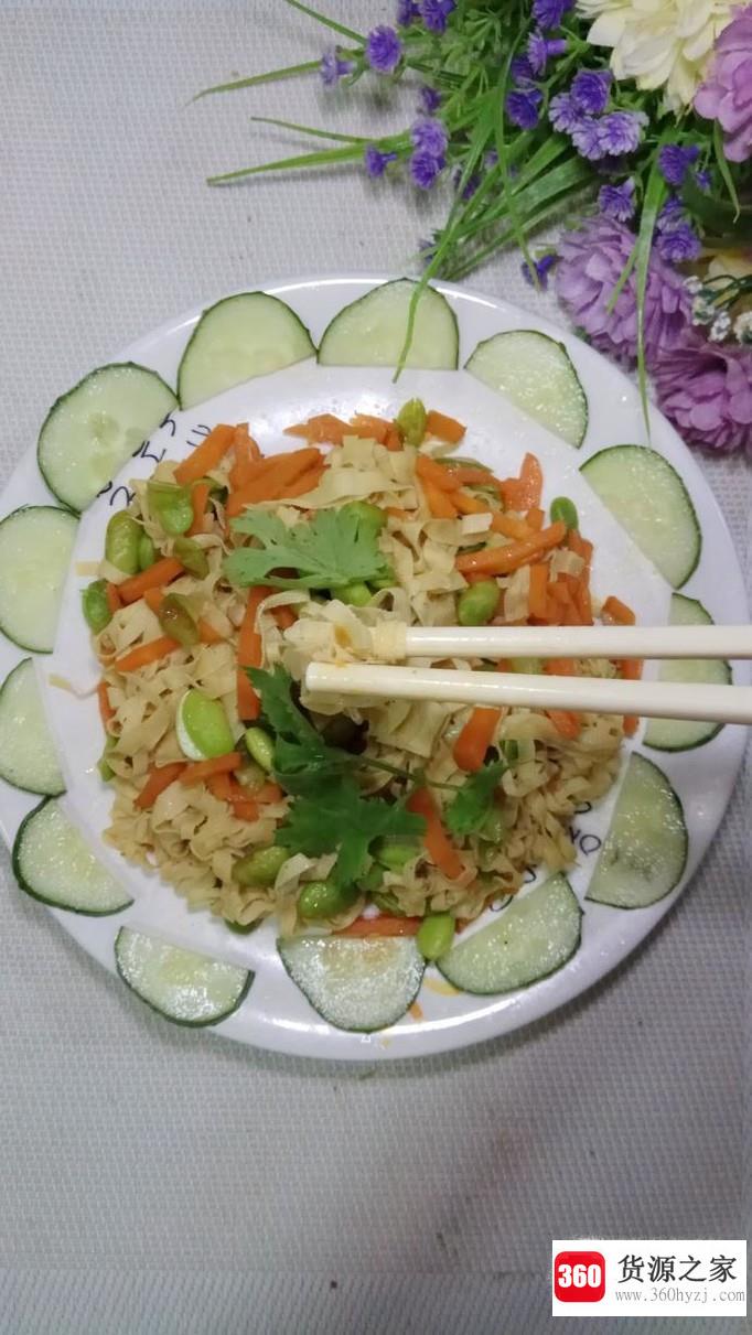 怎样做美味的胡萝卜毛豆炒豆腐皮？