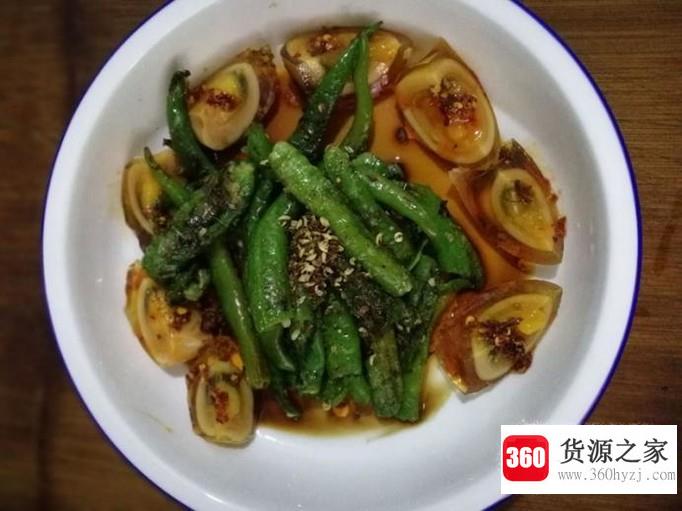 凉拌虎皮辣椒和皮蛋的做法