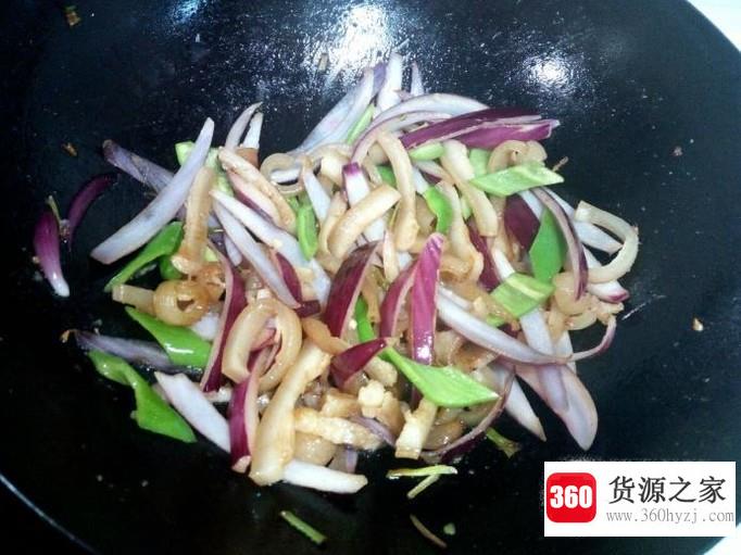 肉皮炒圆葱尖椒的家常做法