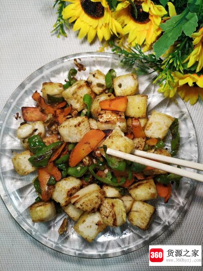 怎样做美味的胡萝卜青椒鸡蛋炒馍？