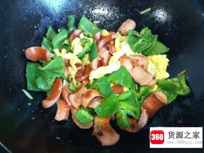 脆皮肠炒青椒鸡蛋的家常做法
