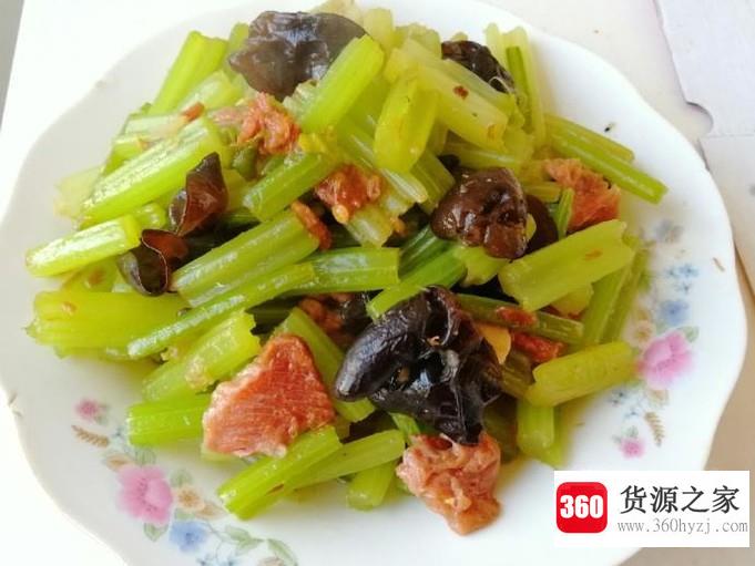 怎样做好吃的芹菜木耳炒肉？