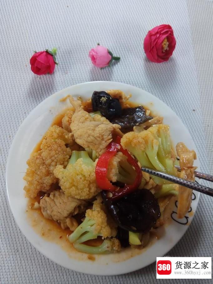 怎样做美味的花菜木耳炒鸡胸肉？