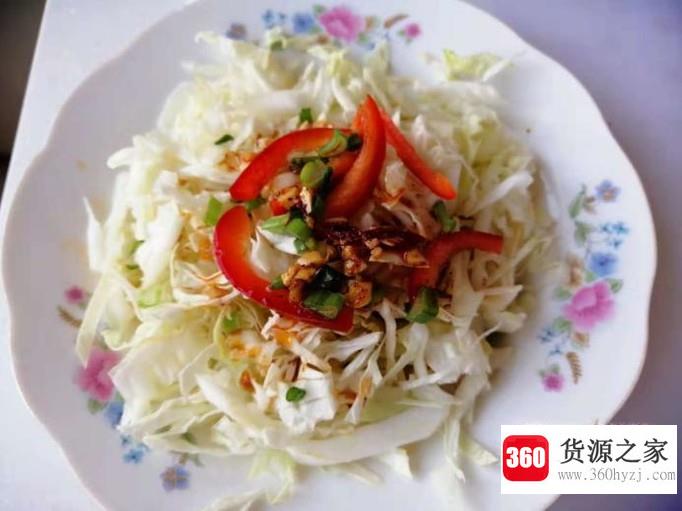 怎么做酸辣可口的彩椒拌白菜？