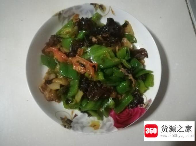 肉炒青椒木耳炸土豆片的做法