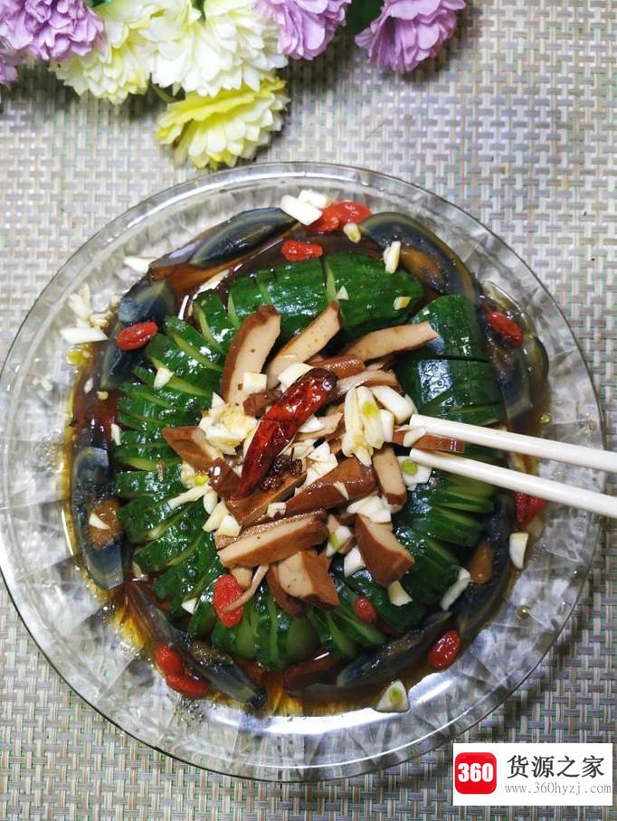 怎样做美味的凉拌松花蛋豆腐干黄瓜？
