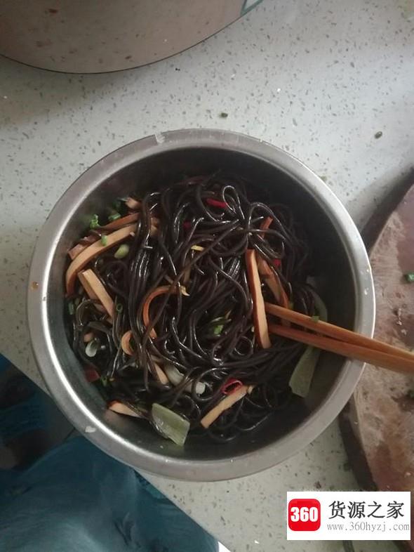 怎么做凉拌豆腐干蕨根粉？