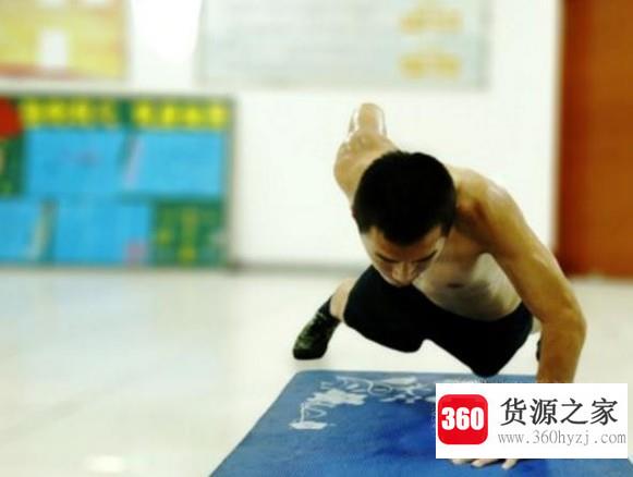 在家徒手怎么俯卧撑练胸肌