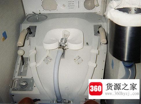 宇航员在太空怎么上厕所？