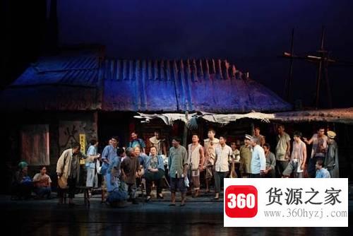 《龙须沟》是根据谁创作的同名话剧改编？