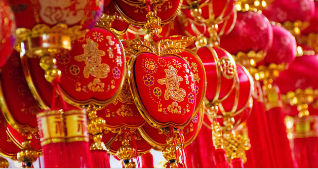 奔驰c200后尾灯怎么拆