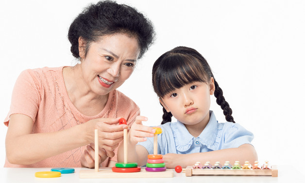 孩子出去玩总抢别人玩具怎么办