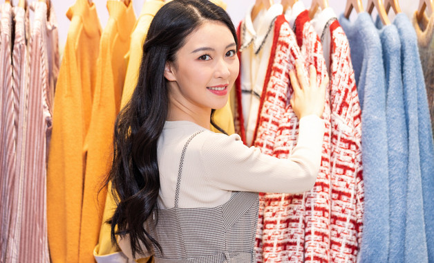 梦到自己的妹妹送给自己旧衣服是什么情况